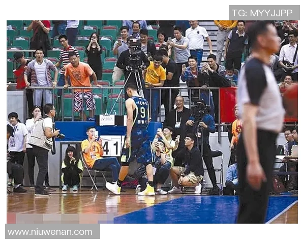 篮球明星下跪引发热议背后的社会责任与运动员形象探讨